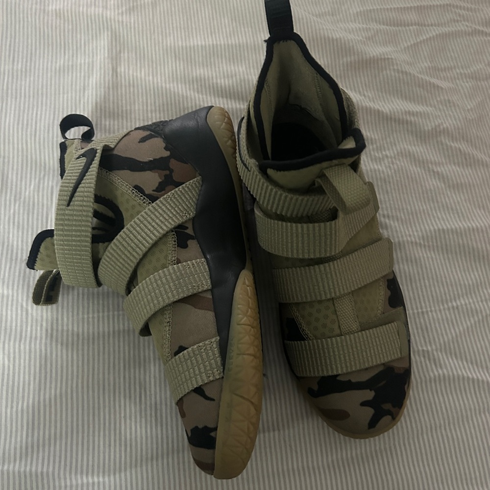 -Nike Lebron James Soldier XI CAMO Sneakers